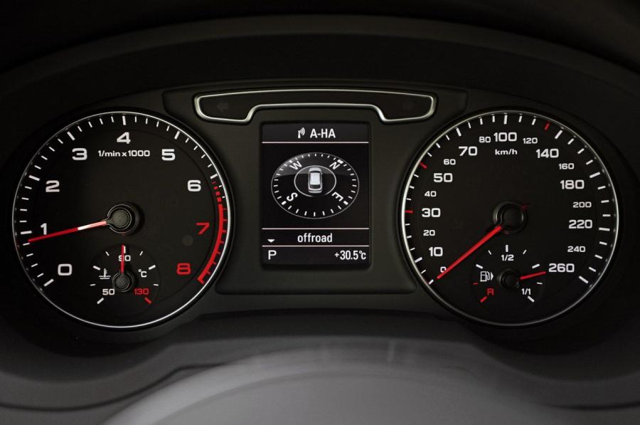Панель приборов Audi Q3 2.0 TFSI Quattro S-Line (8U) 2011 года  (WW) (фото 26 из 68)
